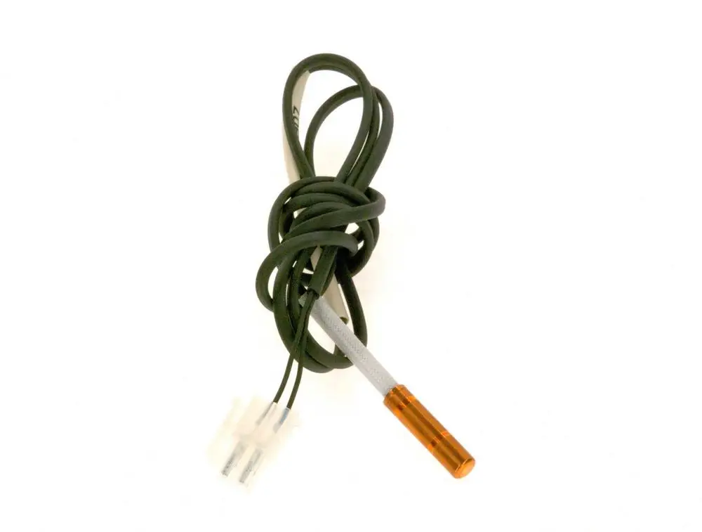 Temperaturfühler mit dickerem Kabel, orangefarbener Spitze und verbundenen Steckern. Die Marke Bosch ist auf dem Fühler sichtbar.
